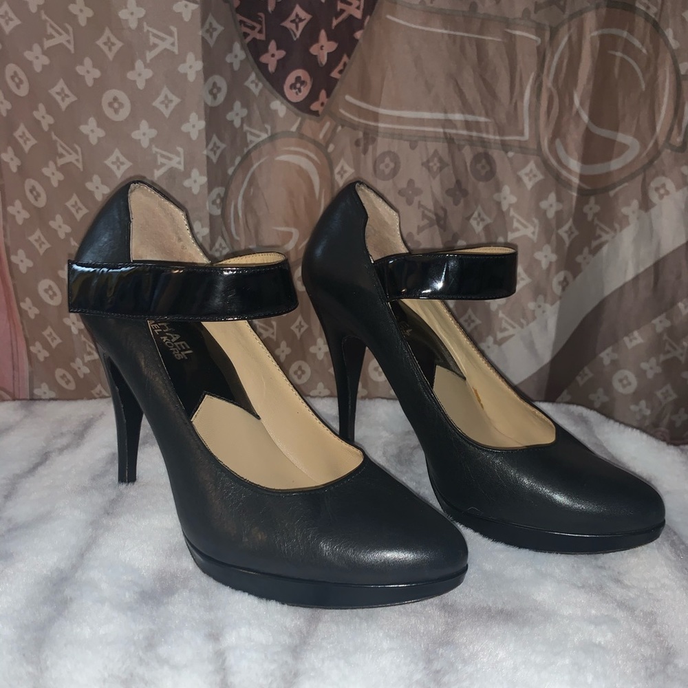 Classic Michael Kors Mary Jane pumps sz 7 leather